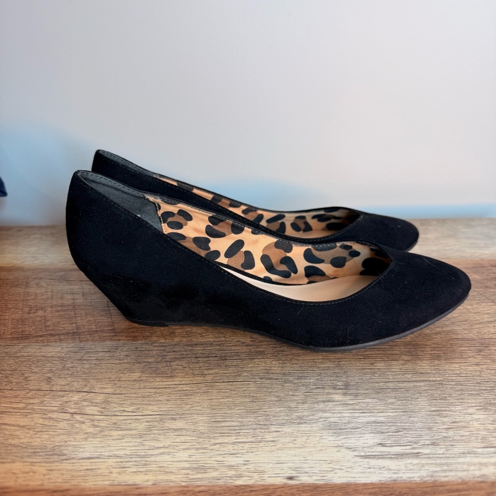 FERGALICIOUS Women’s Black Microfiber Kitten Wedge Heels Size 9.5 - Picture 7 of 10